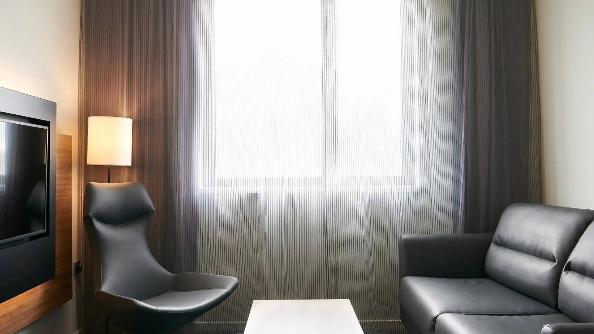 Moxy Frankfurt Eschborn Hotel 4*,